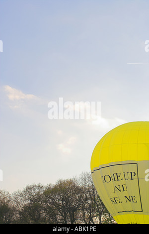 Teil des gelben Ballon gegen den blauen Himmel und Baumkronen Stockfoto