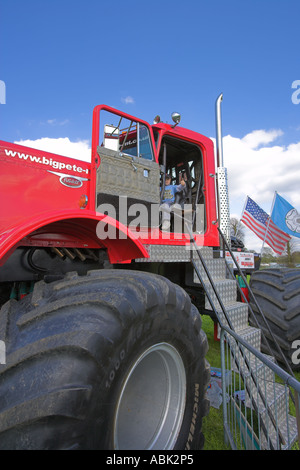 Rot Monstertruck Big Pete mit kleinen Jungen im Fahrerhaus Daumen aufgeben Stockfoto