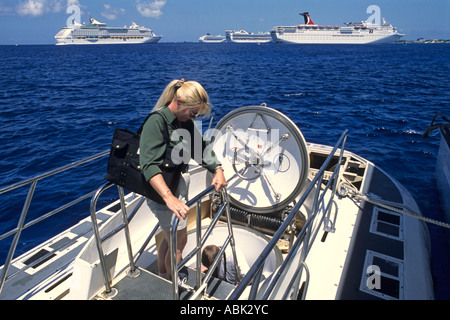 Frau in Atlantis Submarine, Grand Cayman-Insel Stockfoto