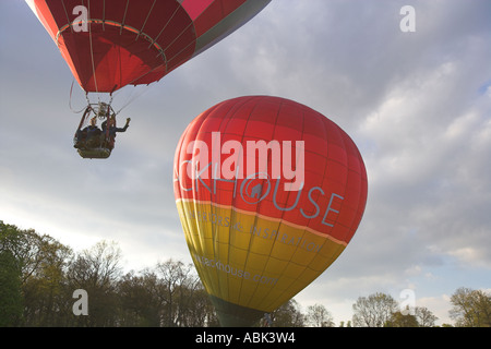 Ballonfahrer Wellen an die Zuschauer als Heißluftballon steigt Stockfoto