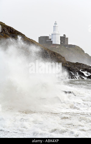 Sturm Wellen Mumbles Head Lighthouse Gower Süd Wales UK Stockfoto