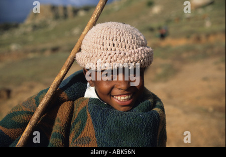 Basotho Herde Junge eingewickelt in eine Decke in das bergige Königreich Lesotho, Südafrika Stockfoto