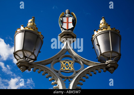 Verzierten Lampen mit Figur eines Engels auf Lendal Bridge in York Yorkshire England Stockfoto