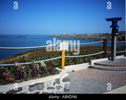 ÖKOLOGISCHE Verbesserung Schema mit Teleskop zeigt entlang der Küste bei Bull Bay Anglesey Stockfoto