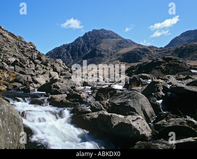 AFON OGWEN fließt von Llyn Ogwen von Pont Pen-y-Benglog mit Tryfan Berg jenseits im Snowdonia National Park Wales UK Stockfoto