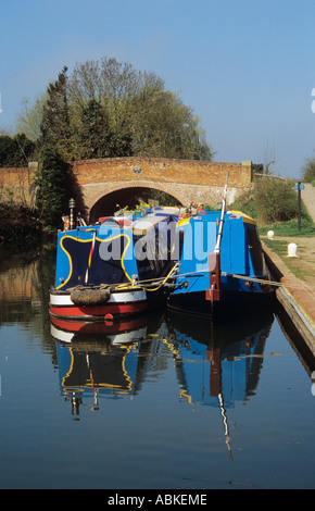 Farbigen schmale Boote vertäut am Basingstoke Kanal am Odiham Quay und spiegelt sich im Wasser. Hampshire England UK Stockfoto