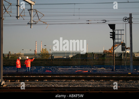 Zwei Männer bei der Arbeit am Dart Bahnlinie Stockfoto