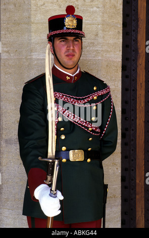 Gardist im Dienst an den Palazzo Publico Parlamentsgebäude, San Marino, Italien. Stockfoto