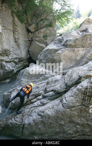 Touristischen klettert Felsen Teil des Canyoning-Abenteuer-Urlaub in Chateau D Oex Europas zahlt D Enhaut Berner Oberland Schweiz Stockfoto