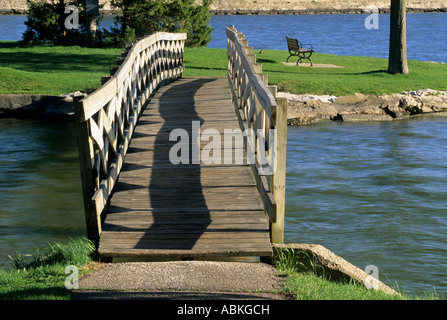 HOLZ-FUßGÄNGERBRÜCKE. ALBERT LEA SEE, ALBERT LEA, SÜDLICHEN MINNESOTA.  SOMMER. Stockfoto