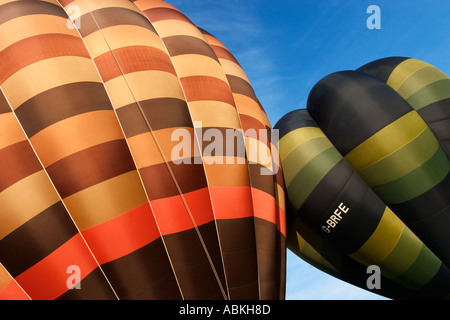 Heißluft Ballons Taking Off über Royal Victoria Park in Bath England an einem Sommerabend Stockfoto