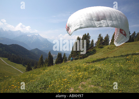 Gleitschirm Vorbereitung seiner Shute für ausziehen für einen Flug über Villars im Wallis Schweiz Europa Stockfoto