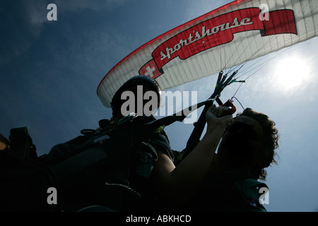 Tandem Gleitschirme in Silhoette Stadt von Villars im Wallis Schweiz Europa einen Flug übernehmen Stockfoto