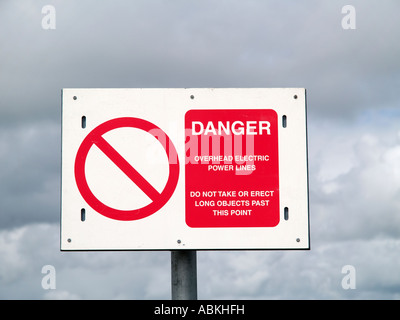 Bekanntmachung der Gefahr warnt vor tragen oder lange Gegenstände in der Nähe von elektrischen Leitungen zu errichten Stockfoto