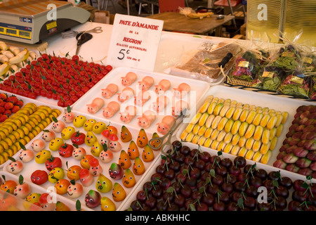 Glace von Früchten und Marzipan Süßigkeiten auf zum Verkauf an den Straßenmarkt Cours Saleya in Nizza Südfrankreich Stockfoto