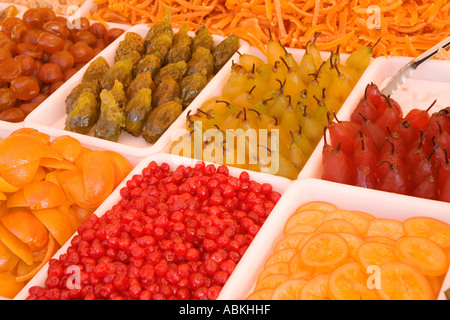 Glace von Früchten und Marzipan Süßigkeiten auf zum Verkauf an den Straßenmarkt Cours Saleya in Nizza Südfrankreich Stockfoto