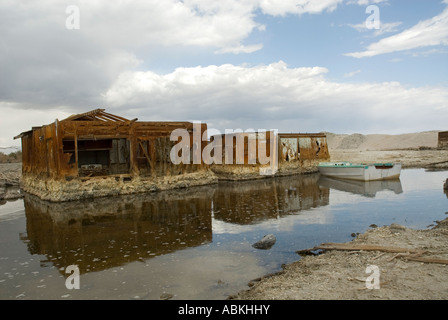 Verfallene Hütte am Ufer des Salton Sea, Salton Sea Beach, Kalifornien, USA. Stockfoto