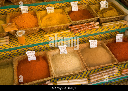 Gewürze zum Verkauf an den Straßenmarkt Cours Saleya in Nizza Südfrankreich Stockfoto