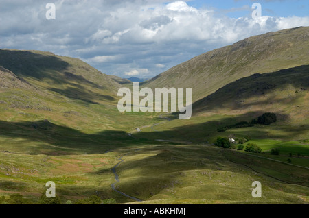 Blick vom Hardknott weiter nach Osten Richtung Wrynose Pass. Lake District, England, Vereinigtes Königreich. Stockfoto