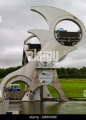 Das Falkirk Wheel eine einzigartige moderne drehende Schiffshebewerk Beitritt zur Union und Forth und Clyde Kanäle Stockfoto