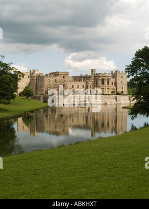 Raby Schloß Staindrop Co Durham UK spiegelt sich im See Stockfoto