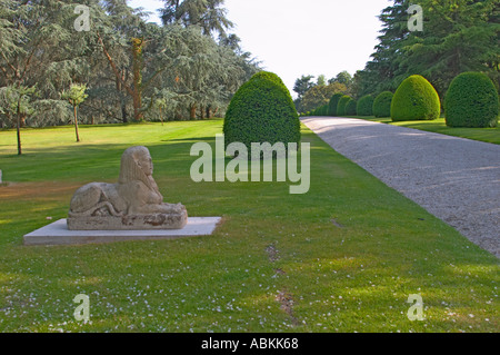 Der Park Garten am Chateau Mouton Rothschild mit einem Stein Sphynx (Sfinx, Sphinx) Pauillac Medoc Bordeaux Gironde Aquitaine Frankreich Stockfoto