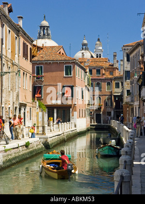 Eine typische Szene in Venedig mit Boote, Kanäle und alten Gebäuden Stockfoto