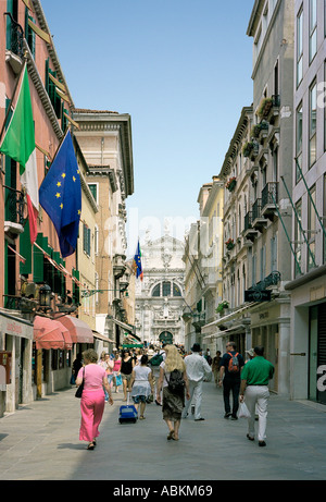 Calle Larga XXII Marzo ist umständlich Namen einer Straße in Venedig am besten bekannt für seine trendigen Designer-Boutiquen Stockfoto
