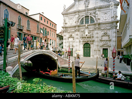 Gondeln auf dem Kanal namens Rio Dei Barcaroli verläuft vor der barocken Kirche San Moise in Venedig Stockfoto