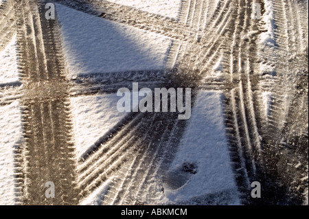 Auto Reifenspuren in Eis und Schnee 2007 Stockfoto