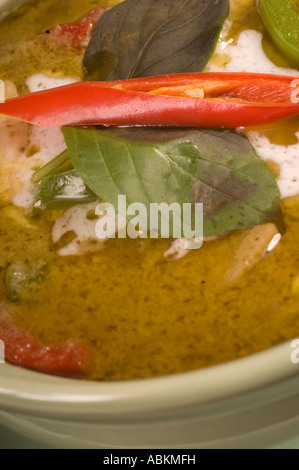 eine grüne Thai curry Suppe mit einer in Scheiben geschnittenen Pfeffer an der Spitze Stockfoto