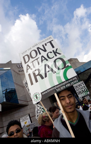 Anti-Krieg protestiert in Birmingham 2003 mit einer nicht angreifen Irak Plakat nicht Irak angreifen, nicht in unserem Namen Stockfoto