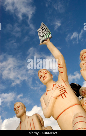 Anti-Krieg protestiert in Birmingham 2003 die Birmingham vorwärts Statue mit einem Irak-Poster in der Hand der Statue greift nicht Stockfoto