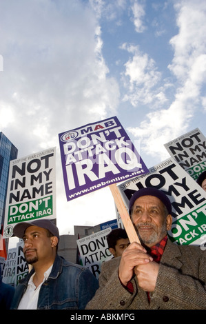 Anti-Krieg nicht Proteste in Birmingham 2003 Irak angreifen nicht Irak angreifen, nicht in unserem Namen Stockfoto