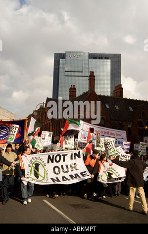 Anti-Krieg nicht Proteste in Birmingham 2003 Irak angreifen nicht Irak angreifen, nicht in unserem Namen Stockfoto