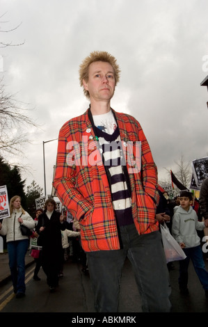 nicht Anti-Krieg angreifen Irak nicht in unserem Namen Proteste in Birmingham 2003 Demonstrant stehen auf der Straße Stockfoto