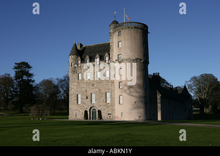 Landschaftsbild von Castle Fraser in der Nähe von Aberdeen Scotland an einen leuchtenden Herbsttag mit blauem Himmel. Stockfoto