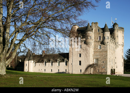 Landschaftsbild von Castle Fraser in der Nähe von Aberdeen Scotland an einen leuchtenden Herbsttag mit blauem Himmel. Stockfoto