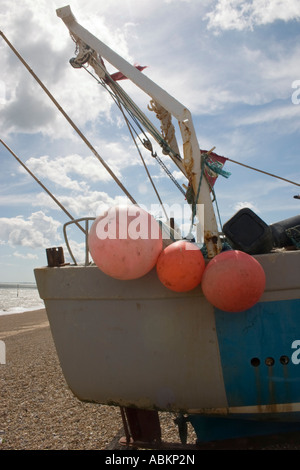 Rote Markierung Bojen auf einem gestrandeten Fischerboot in Hythe in Kent Stockfoto