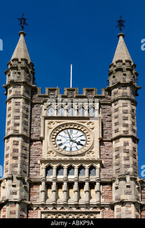 Uhrturm über dem Haupteingang zum Bahnhof Temple Meads in Bristol, England Stockfoto