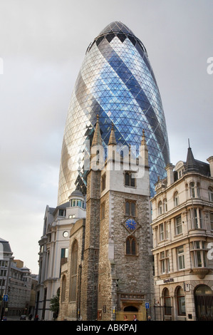 30 St Mary Axe Swiss Re Gherkin Wolkenkratzer Tower in London England UK Stockfoto