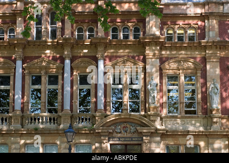 Gefleckte Lichtfilter durch Bäume auf Queen Square House in Bristol, England Stockfoto