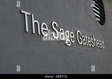 Die sage Gateshead Konzerthalle am Fluss Tyne ist ein Wahrzeichen moderner Architektur im Nordosten Englands. Stockfoto