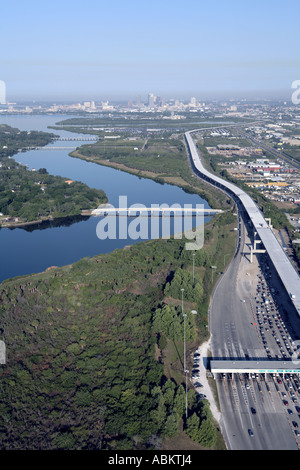 Luftbild des Tampa Skyline crosstown express Highway McKay Bay View von Bypass-Kanal Tampa Florida Stockfoto