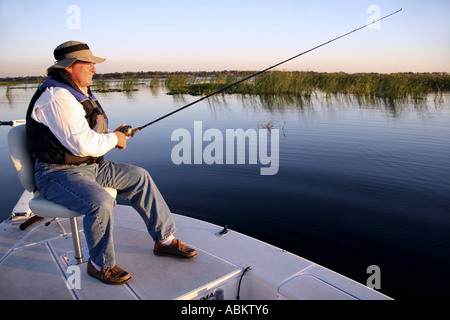 Foto der Mann mittleren Alters, Angeln vom Boot auf großer See in Zentral-Florida Stockfoto