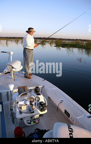 Foto der Mann mittleren Alters, Angeln vom Boot auf großer See in Zentral-Florida Stockfoto