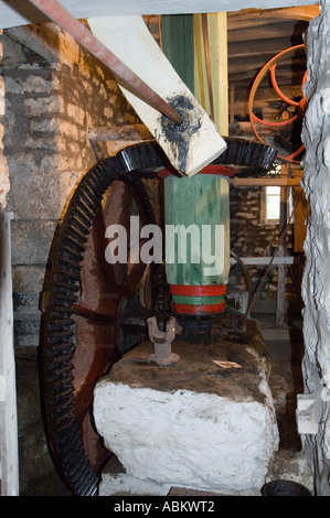 Zahnräder auf der Antriebswelle Wasserrad an die Heron Getreidemühle an der Beetham, Cumbria, England, UK Stockfoto