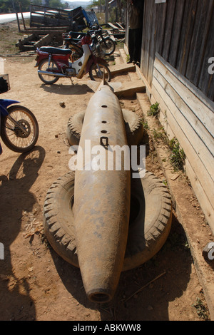 Eine große entschärfte Bombe aus dem Vietnamkrieg liegt vor einem Schrottplatz in Phonsavan, Laos Stockfoto