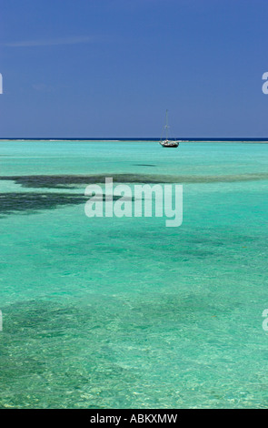 türkisfarbene Lagune in der Karibik Stockfoto
