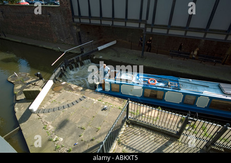 Narrowboat durchläuft eine Sperre auf dem Rochdale Kanal, nahe dem Stadtzentrum, Manchester, England, UK Stockfoto